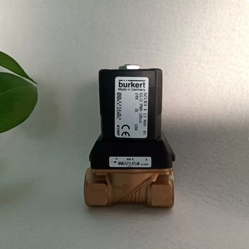 0-10 Bar Resistente à pressão Burkert 00221618 Tipo 6213 válvula solenoide, vedação NBR 13 Orifício G3/4 Filamento, caixa de latão DC24V 8W Para -10 ~ 80 ° C Tubulações